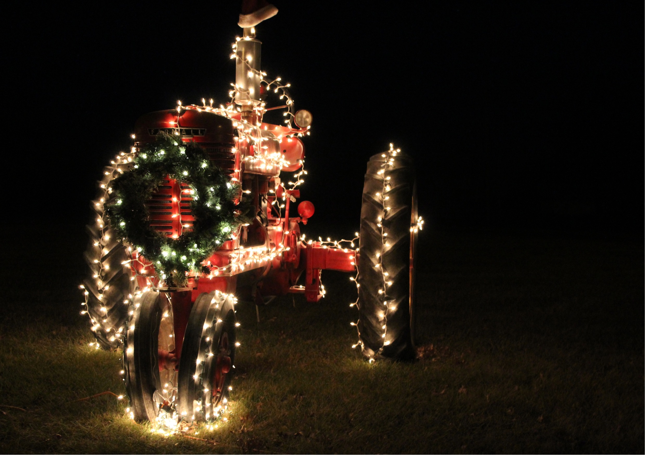 Tractor met kerstverlichting